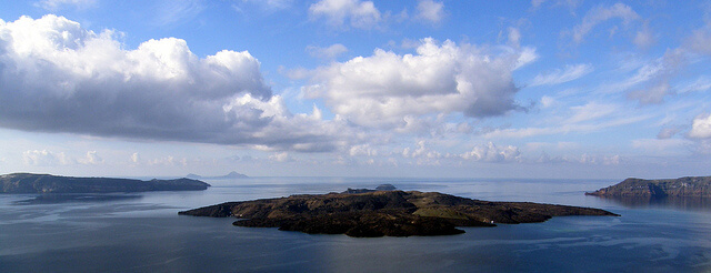 The small volcanic island "Nea Kameni" (in Greek means "the new burned") 