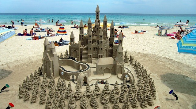 Mallorca-beach-sandburg-holida