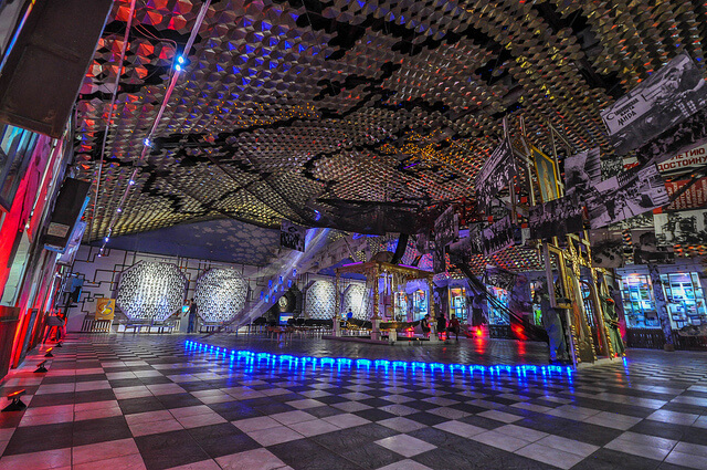 Exhibit resembling the reactor that suffered the catastrophic failure (reactor core surrounded by blue) - Ukrainian National Chornobyl Museum